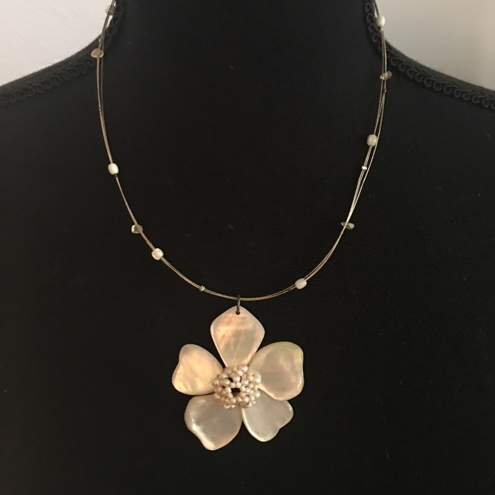 Mother of Pearl Choker w/ Pearl details in flower